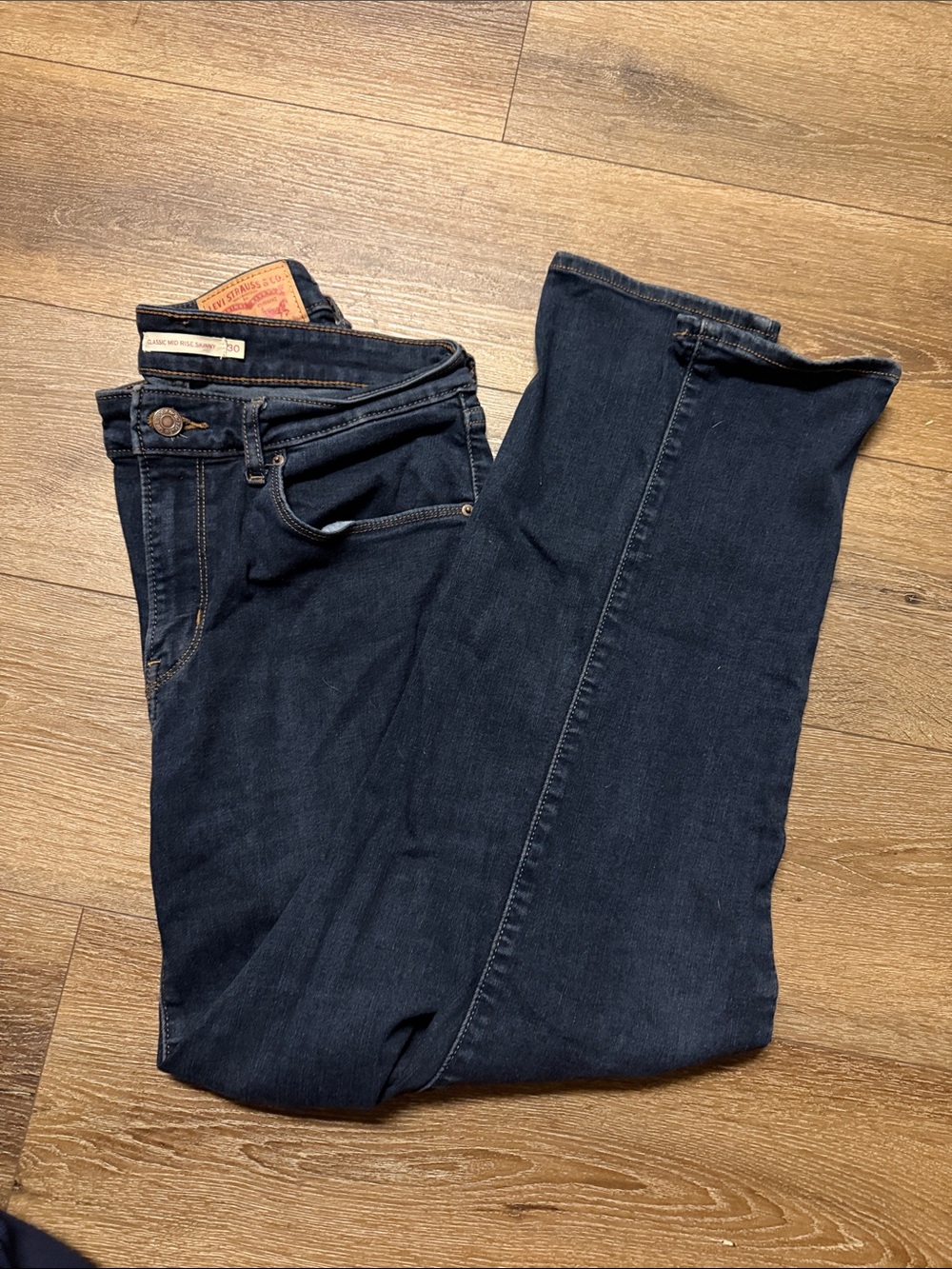 Levi's Women's classic mid rise Skinny Jeans in Dark Blue Denim